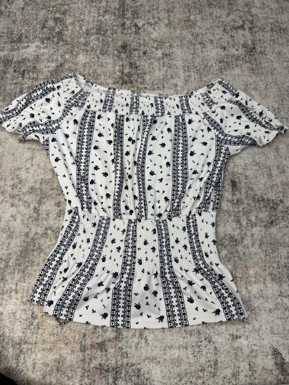Top Shirt Blouse Womens Sz M White Embroidery Print Floral Boho Peasant Knit Top